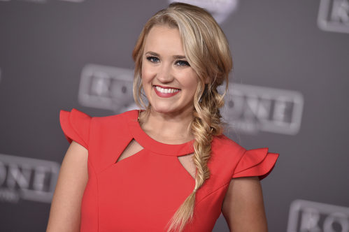 Emily Osment con una trenza de espiga