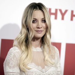 Kaley Cuoco con una melena rubia y un makeup tétrico