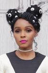 Janelle Monae arriesga con un peinado decorado con ojos de plástico