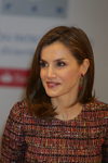 La Reina Letizia con una melena bob y un makeup granate