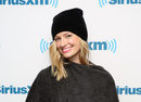 Beth Behrs con un gorro de lana en los estudios SiriusXM