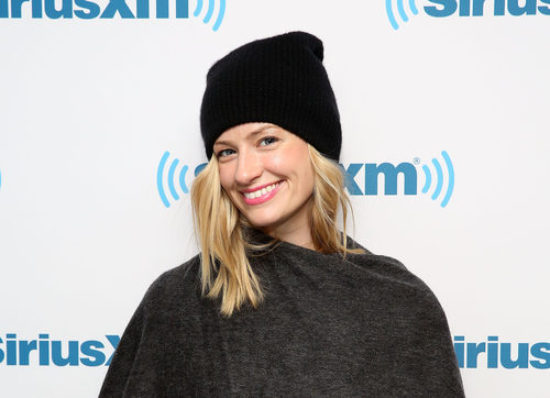 Beth Behrs con un gorro de lana en los estudios SiriusXM
