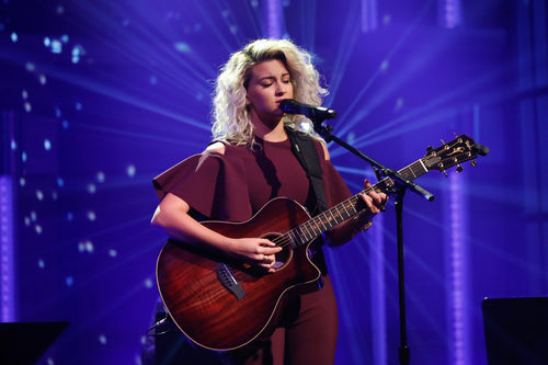 Tori Kelly cantando con la melena encrespada