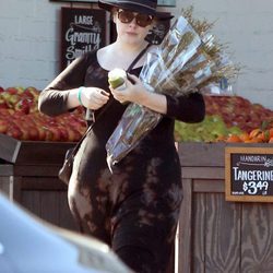 Adele se oculta bajo un sombrero y unas gafas de sol para ir a comprar flores
