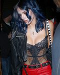 Bella Thorne debuta su nuevo pelo azul