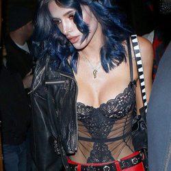Bella Thorne debuta su nuevo pelo azul