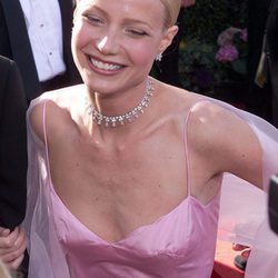 Gwyneth Paltrow con el cabello pegado a la cabeza
