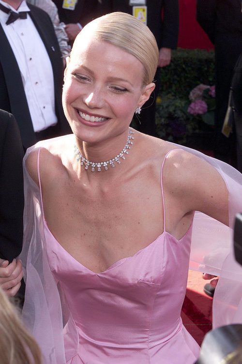 Gwyneth Paltrow con el cabello pegado a la cabeza