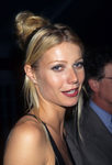 Gwyneth Paltrow con un moño alto y mechones sueltos