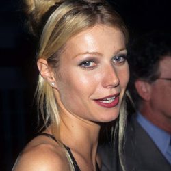 Gwyneth Paltrow con un moño alto y mechones sueltos