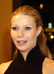 Gwyneth Paltrow con el cabello anaranjado y una trenza lateral