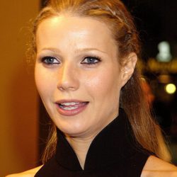 Gwyneth Paltrow con el cabello anaranjado y una trenza lateral