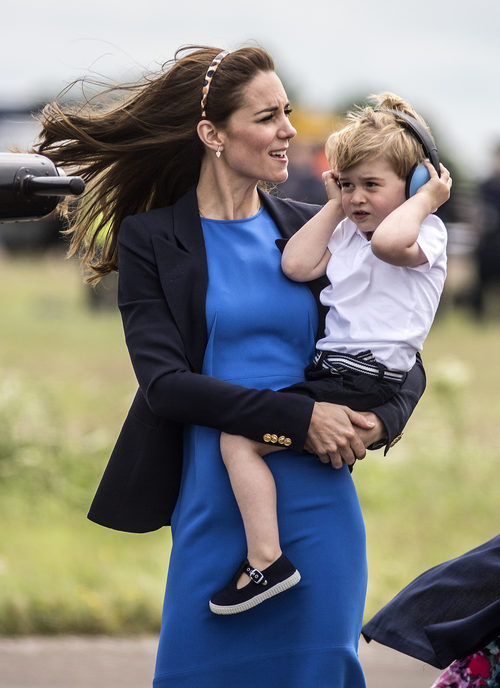 Kate MIddleton recoge su melena con una diadema de lunares