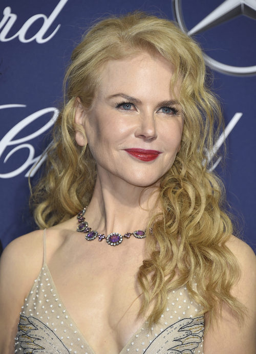 Nicole Kidman con el cabello rizado y labios rojos
