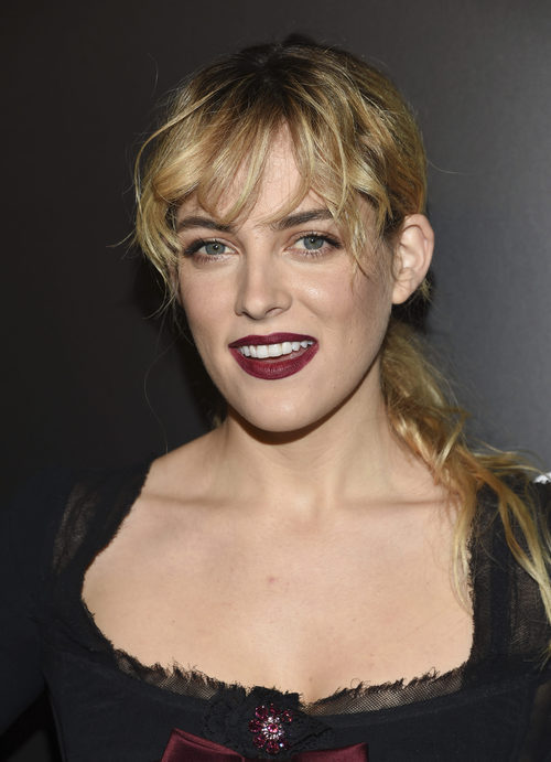 Riley Keough con el flequillo rizado