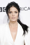 Marie Avgeropoulos recoge su cabello en una coleta alborotada