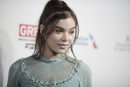 Hailee Steinfeld suelta mechones de su recogido