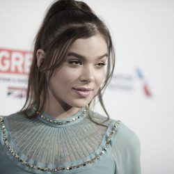 Hailee Steinfeld suelta mechones de su recogido
