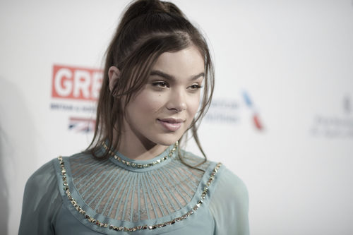 Hailee Steinfeld suelta mechones de su recogido