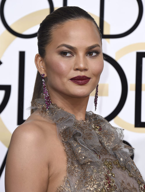 Chrissy Teigen luce una apretada coleta trasera