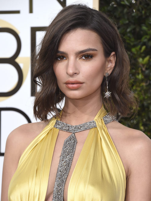 Emily Ratajkowski luce un maquillaje dorado