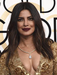 Priyanka Chopra con los labios burdeos y la melena suelta