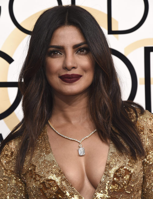 Priyanka Chopra con los labios burdeos y la melena suelta