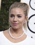 Sienna Miller opta por un aspecto dulce y recoge su cabello en un lazo negro