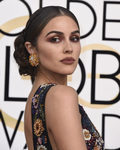 Olivia Culpo opta por un maquillaje de contrastes de metales