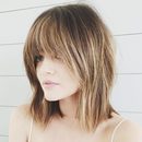 Lucy Hale con un flequillo sesentero