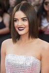 Lucy Hale con el cabello bob y muy liso
