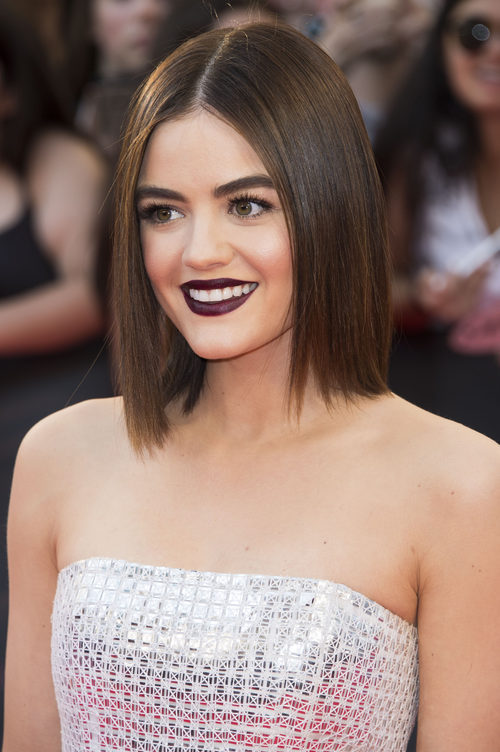 Lucy Hale con el cabello bob y muy liso