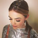 Lucy Hale con tatuajes de estrella en el cabello