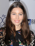 Jessica Biel maquilla sus ojos con un azul eléctrico