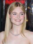 Elle Fanning con un look muy natural y cejas gruesas