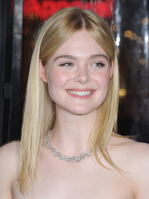 Elle Fanning con un look muy natural y cejas gruesas