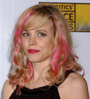 Rachel McAdams con mechas rosas