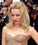 Rachel McAdams con la melena suelta y un tupé