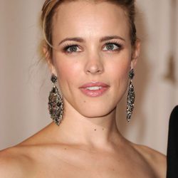 Rachel McAdams con mechones sueltos en su recogido