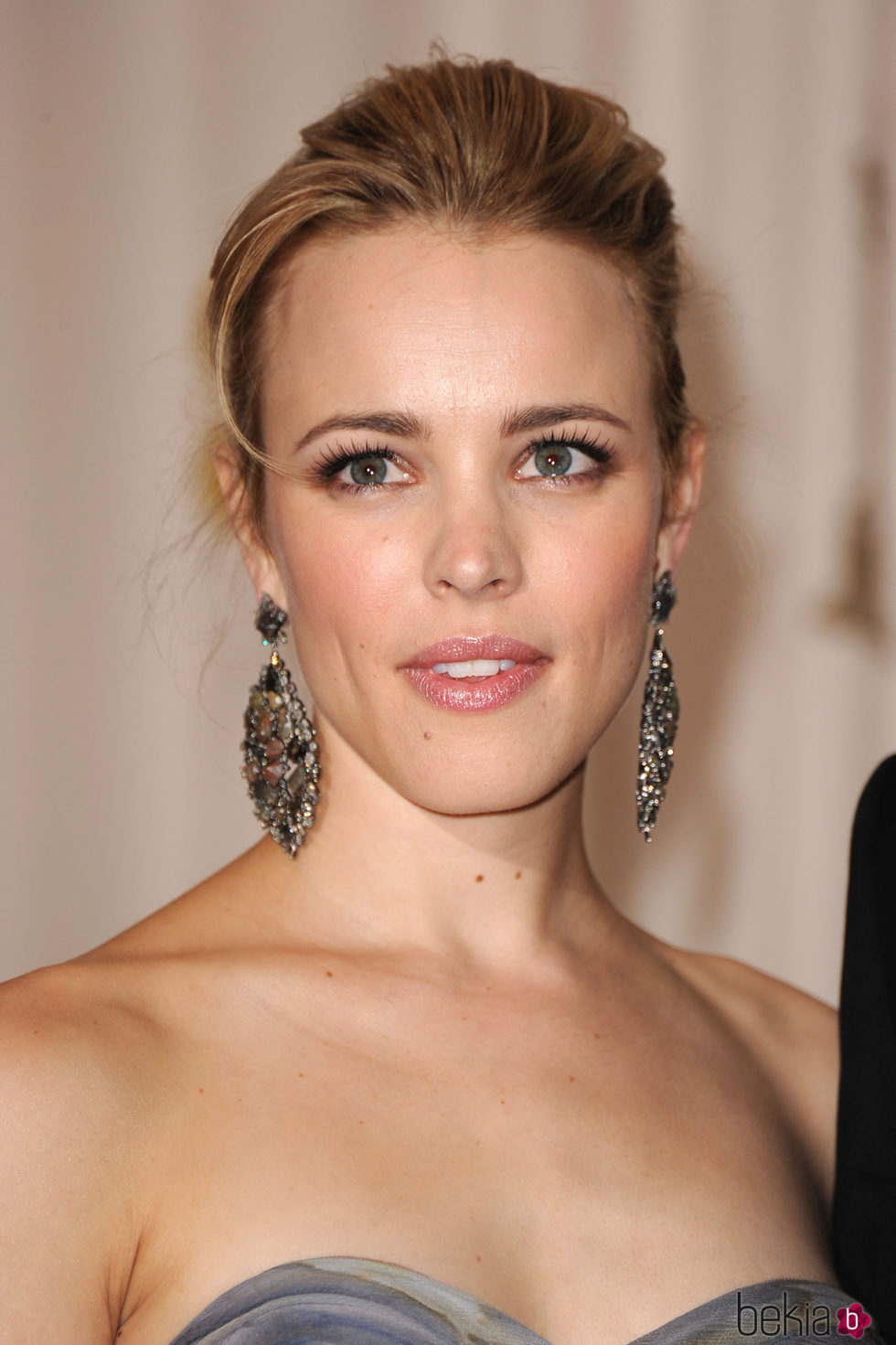 Rachel McAdams con mechones sueltos en su recogido