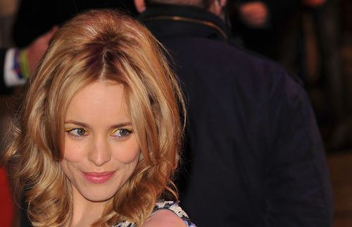 Rachel McAdams con el cabello suelto y cardado
