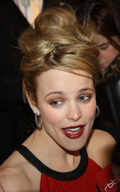 Rachel McAdams con un moño despeinado