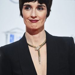 Paz Vega con un corte pixie y labios granates
