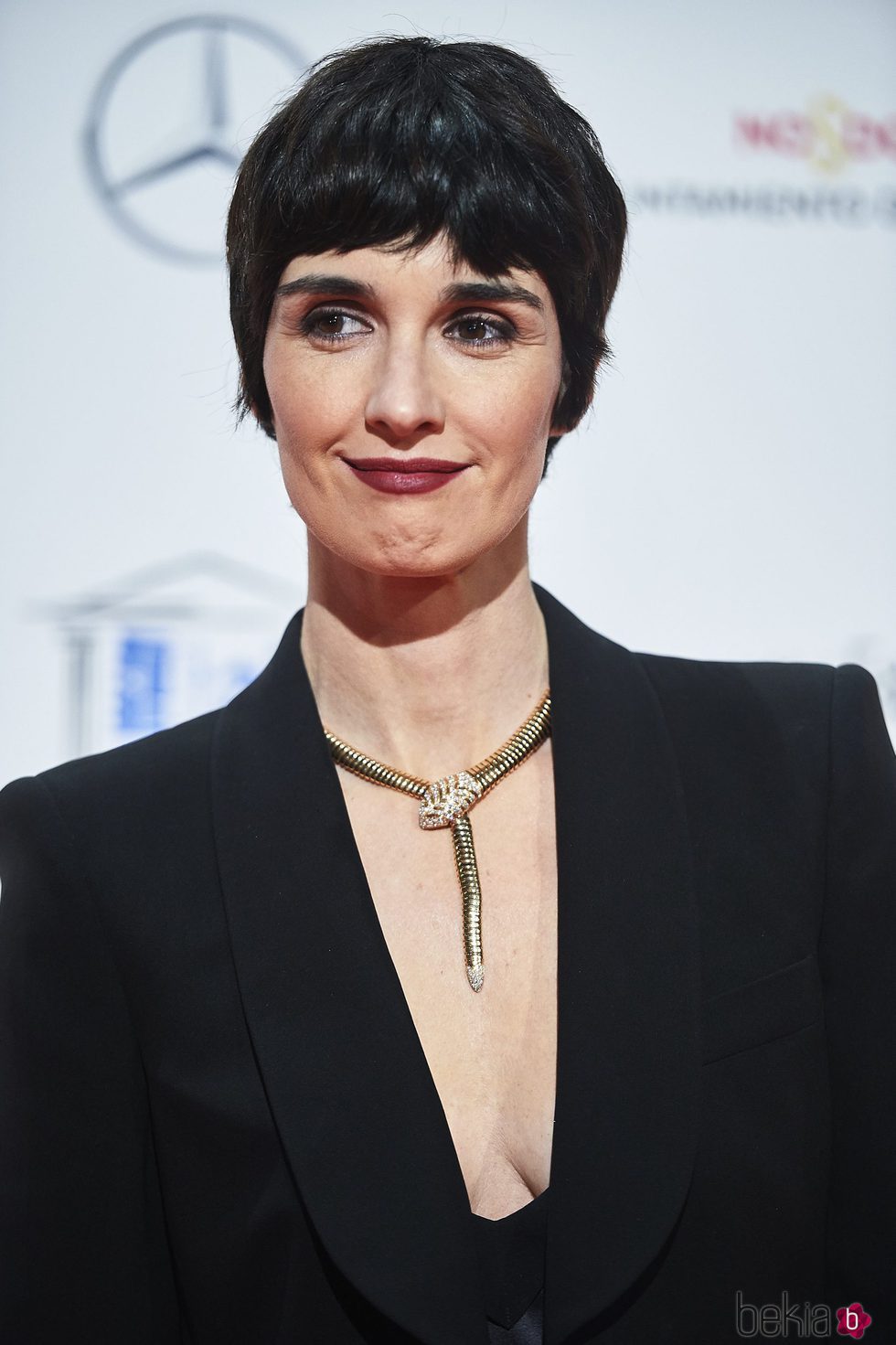 Paz Vega con un corte pixie y labios granates