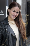 Mónica Hoyos opta por un look de lo más natural para su 40 cumpleaños