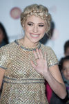 Pixie Lott con unas trenzas bohemias estilo milkmaid