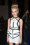 Pixie Lott con un moño alto