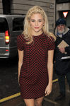 Pixie Lott deja su cabello suelto recogiendo la parte delantera en una trenza de raíz
