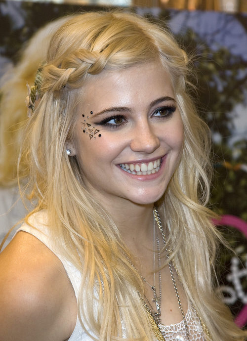 Pixie Lott crea un semi recogido con trenzas de raíz