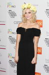 Pixie Lott con una corona de flores amarillas